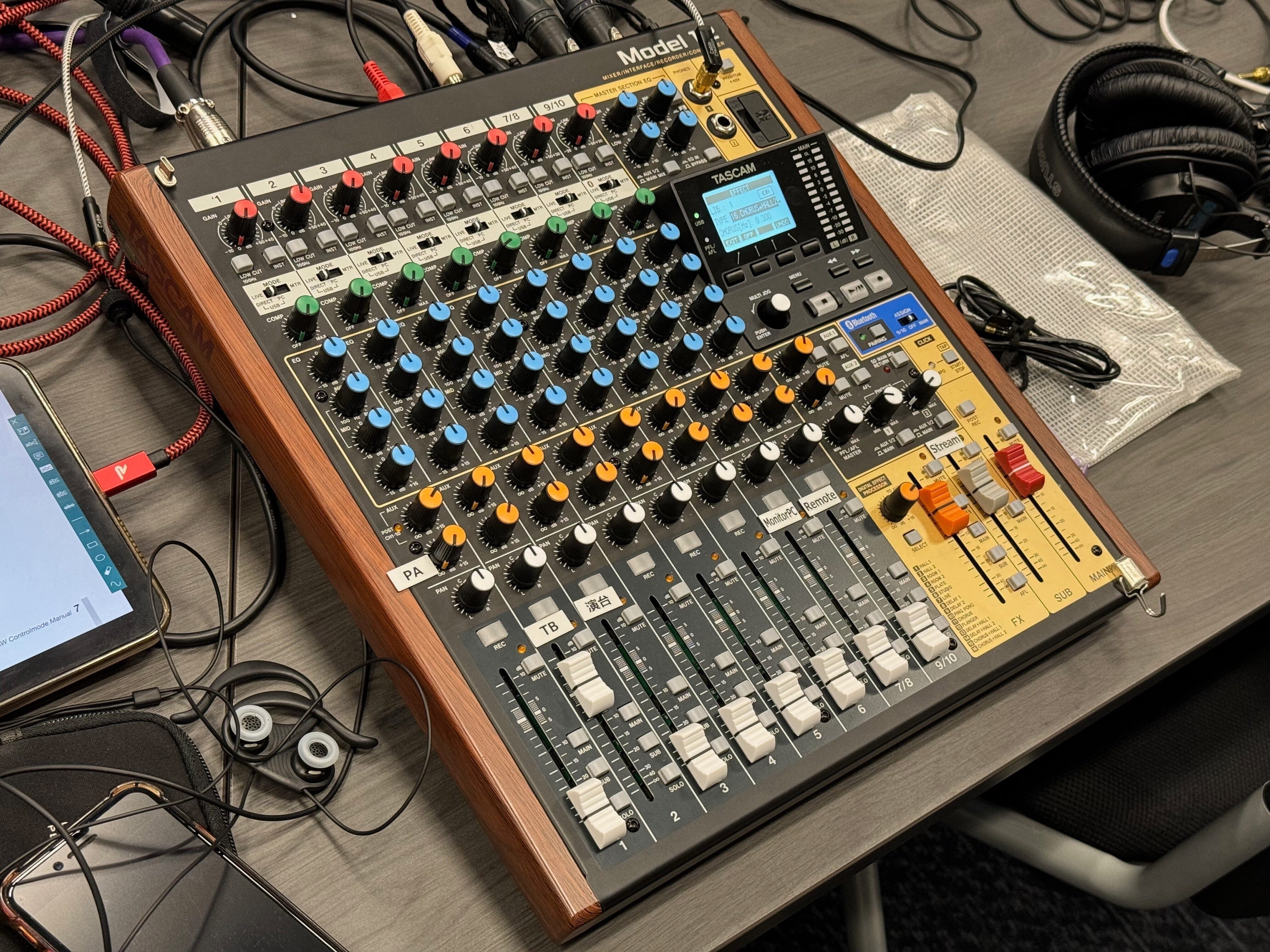 配信初心者にもオススメ!音声ミキサー「TASCAM model 12」は 配信初心者にもオススメ!音声ミキサー「TASCAM model 12」は