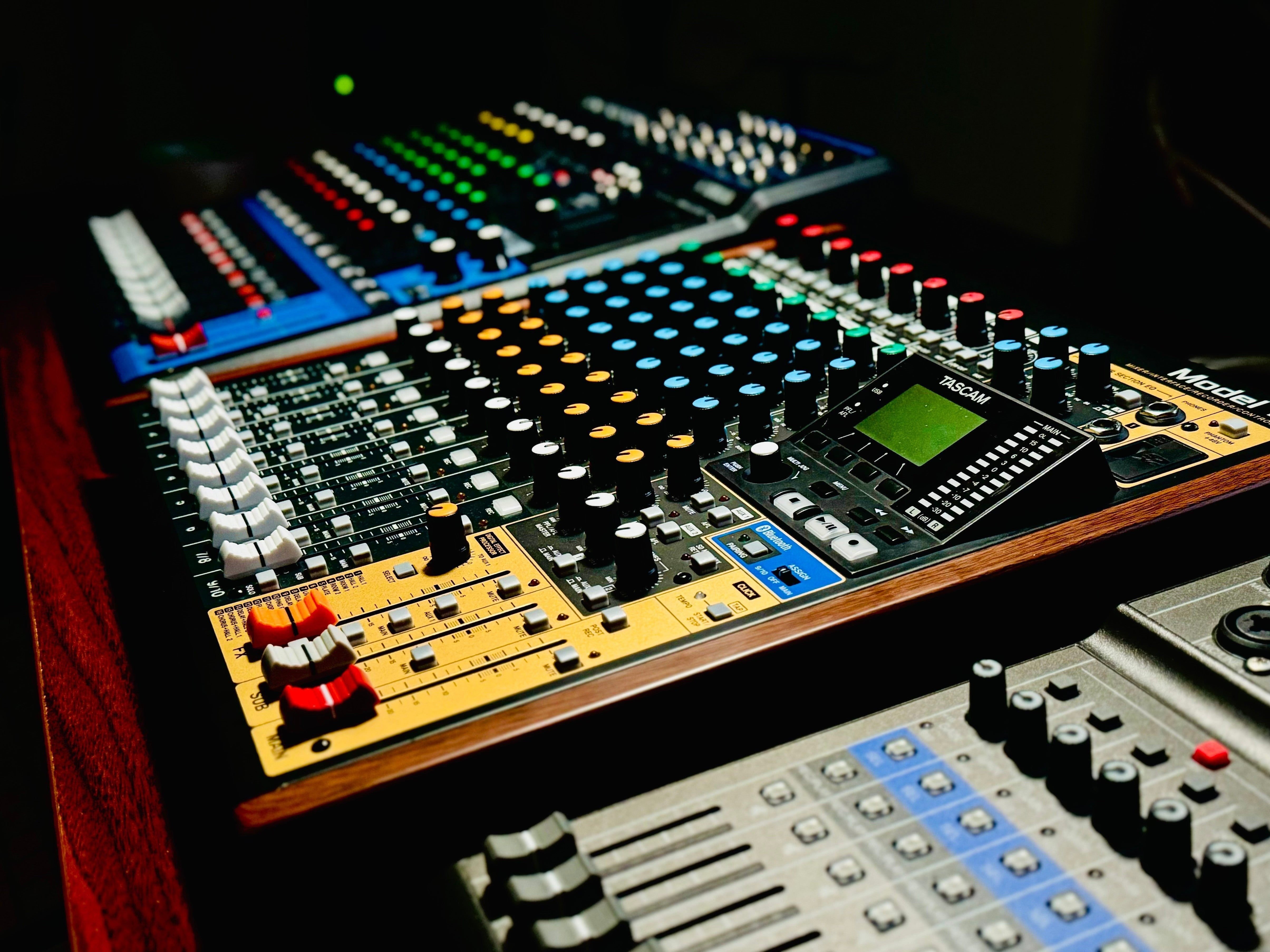 配信初心者にもオススメ!音声ミキサー「TASCAM model 12」は 配信初心者にもオススメ!音声ミキサー「TASCAM model 12」は