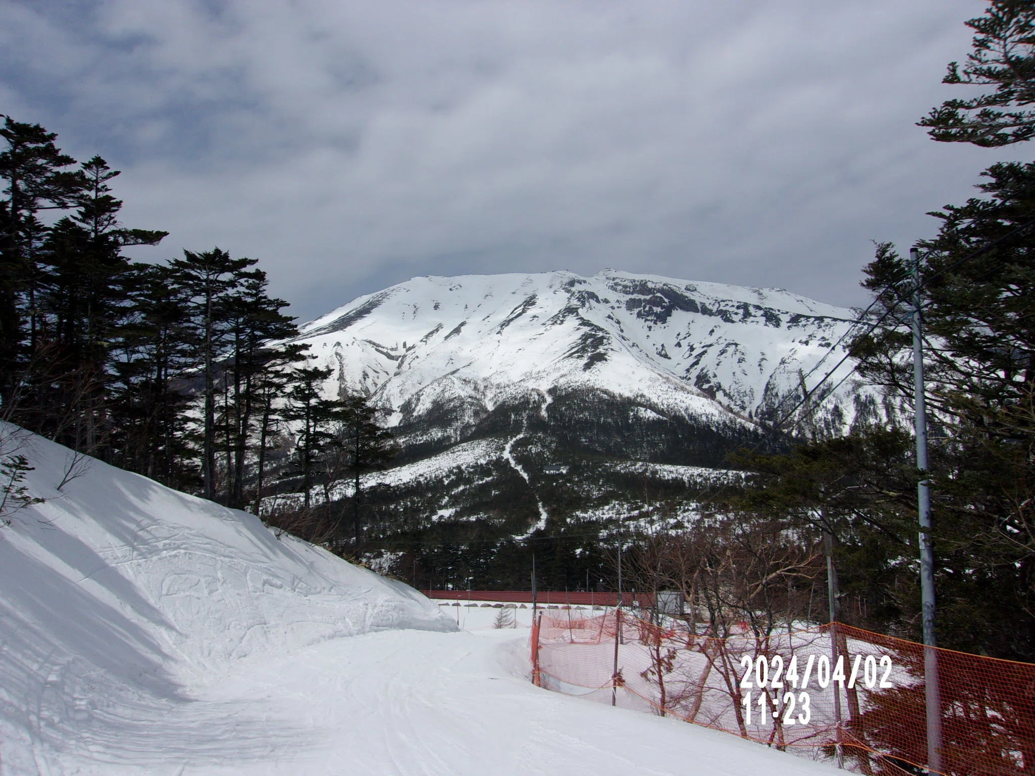 4月の御嶽スキー場 三笠山の御嶽展望所から春の雪たっぷりの