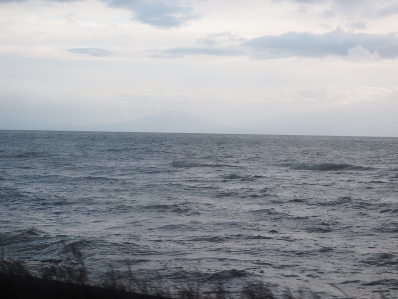 噴火湾、長万部から東室蘭まで特急に乗りました。駒ケ岳が見えるみたいだけど、あんな形だったのか。