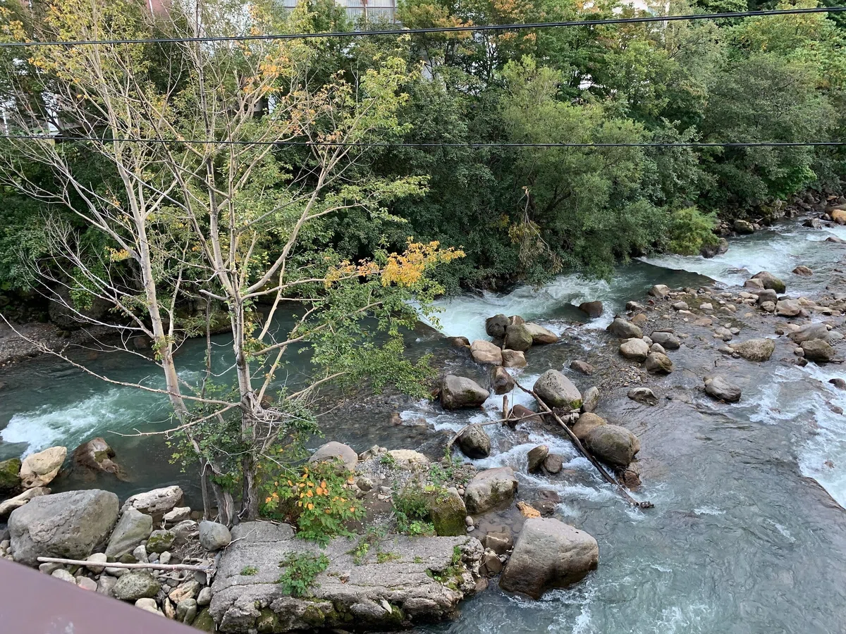 大きな岩がごろごろと置かれている河川の様子.