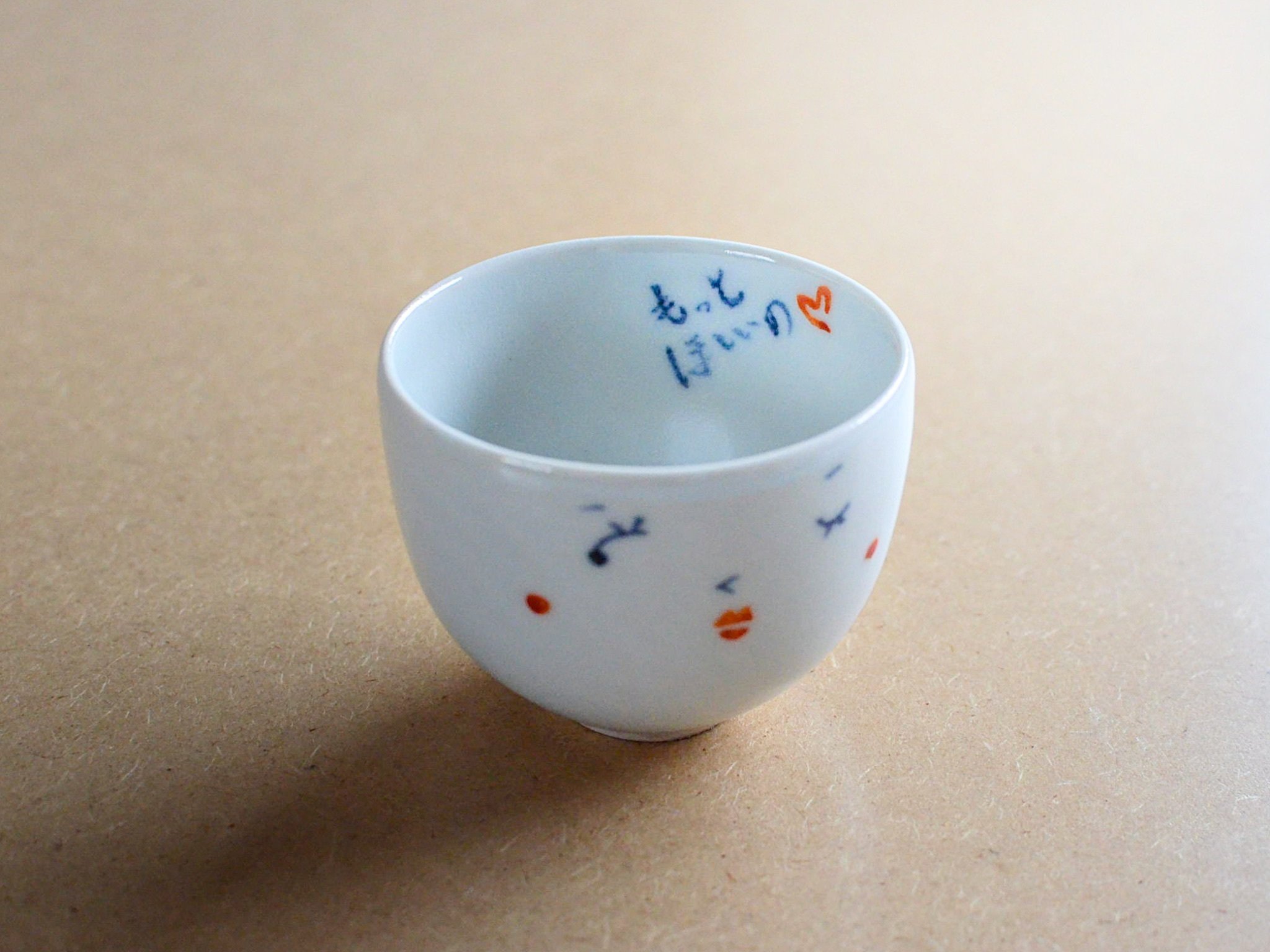 蔵から謎の図柄と謎の文字が描かれたぐい呑み？が出てきました。茶道具？ 酩酊のタイポグラフィ｜酒器 今宵堂
