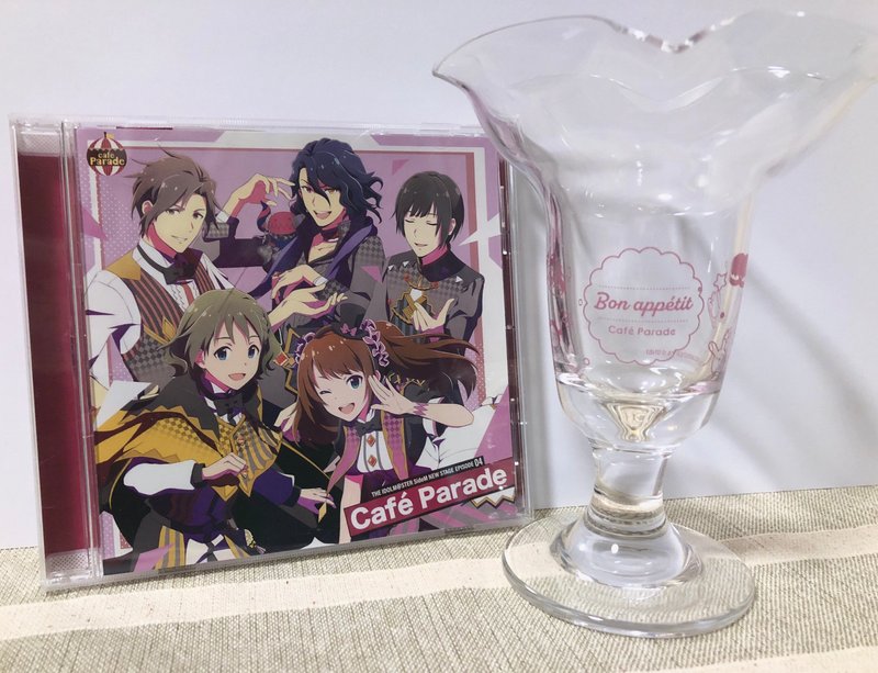 THE IDOLM@STER SideM NEW STAGE EPISODE:04のCDとCafé Paradeパフェグラスの写真
