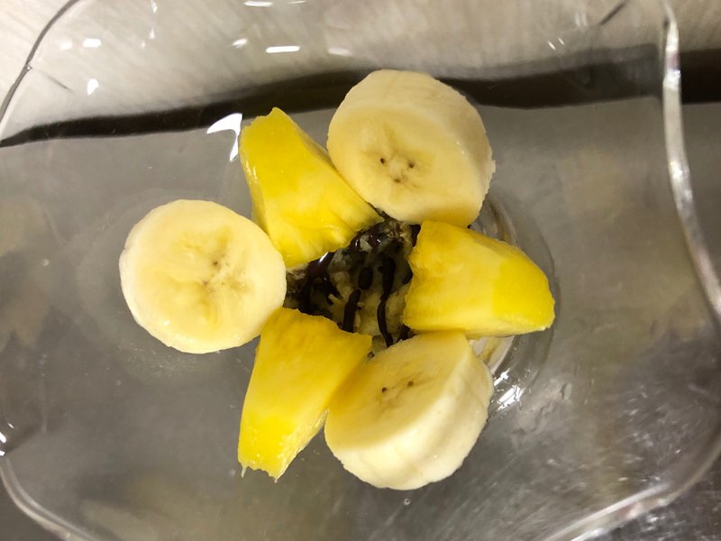 グラスにフルーツ（バナナ・パイナップル）を追加している画像