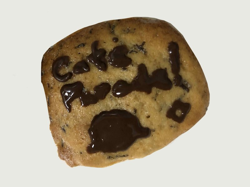 四角いクッキーに甘美なる闇の涙で「Café Parade!」の文字をデコレーションしている画像