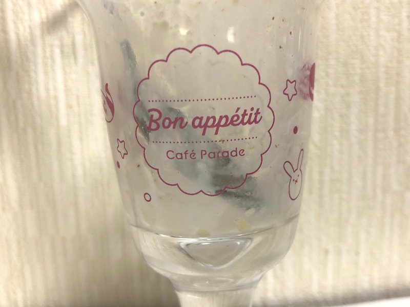 空のパフェグラス、Bon appétitの模様を写している