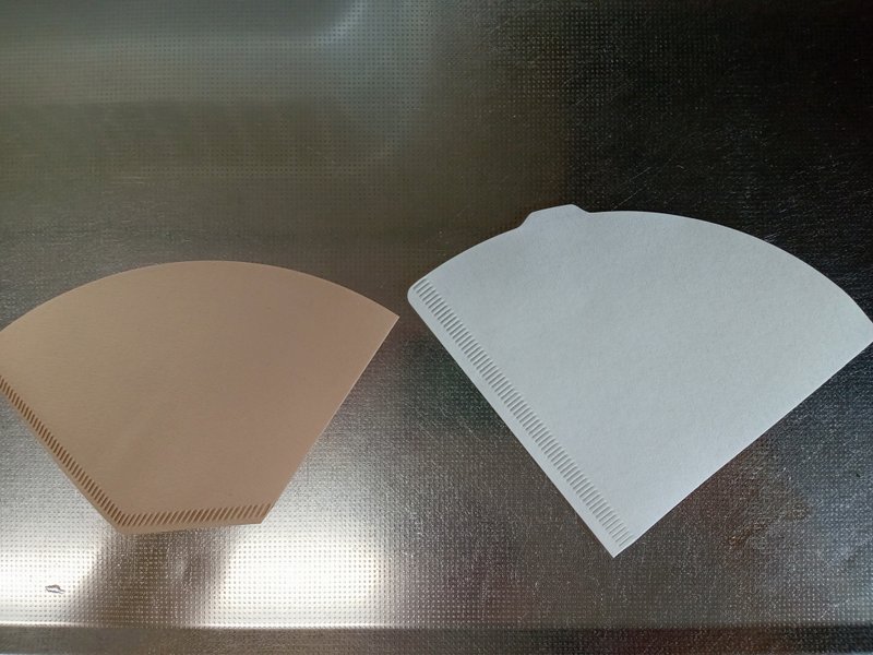 ペーパーフィルターの写真。左は台形で茶色、右は円錐で白色
