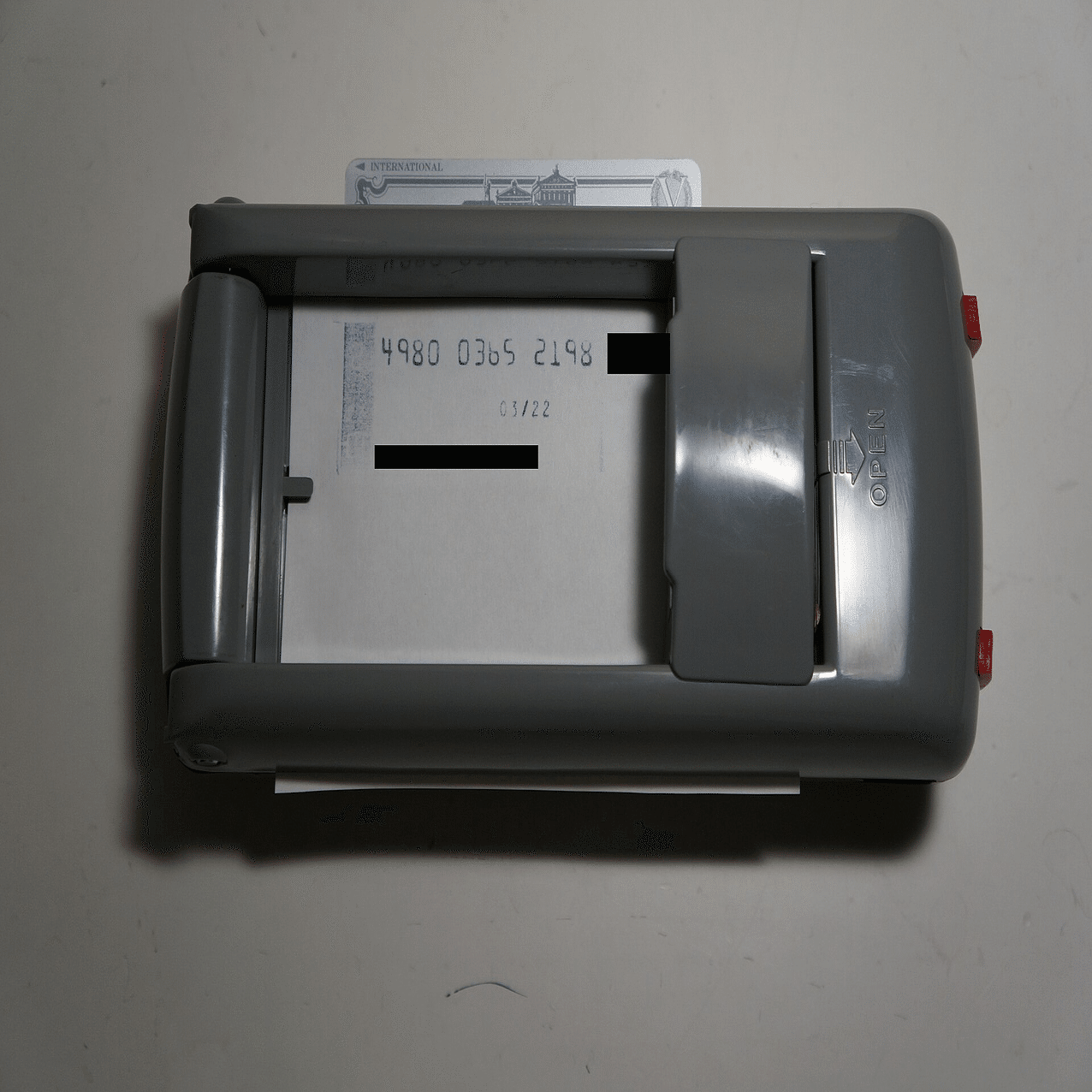 なぜデビットカードが日本で普及しないのか？｜8maki