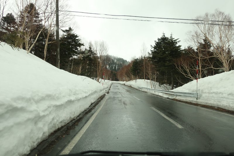 高くつみあがった雪