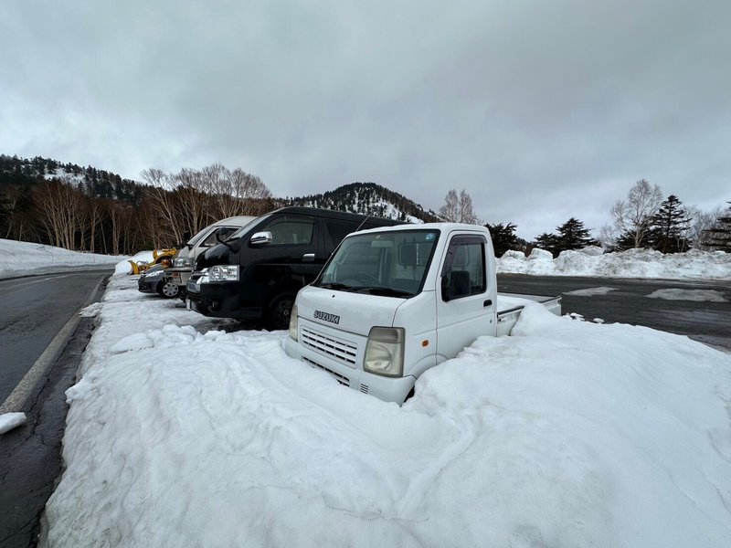 雪に埋もれた軽トラ