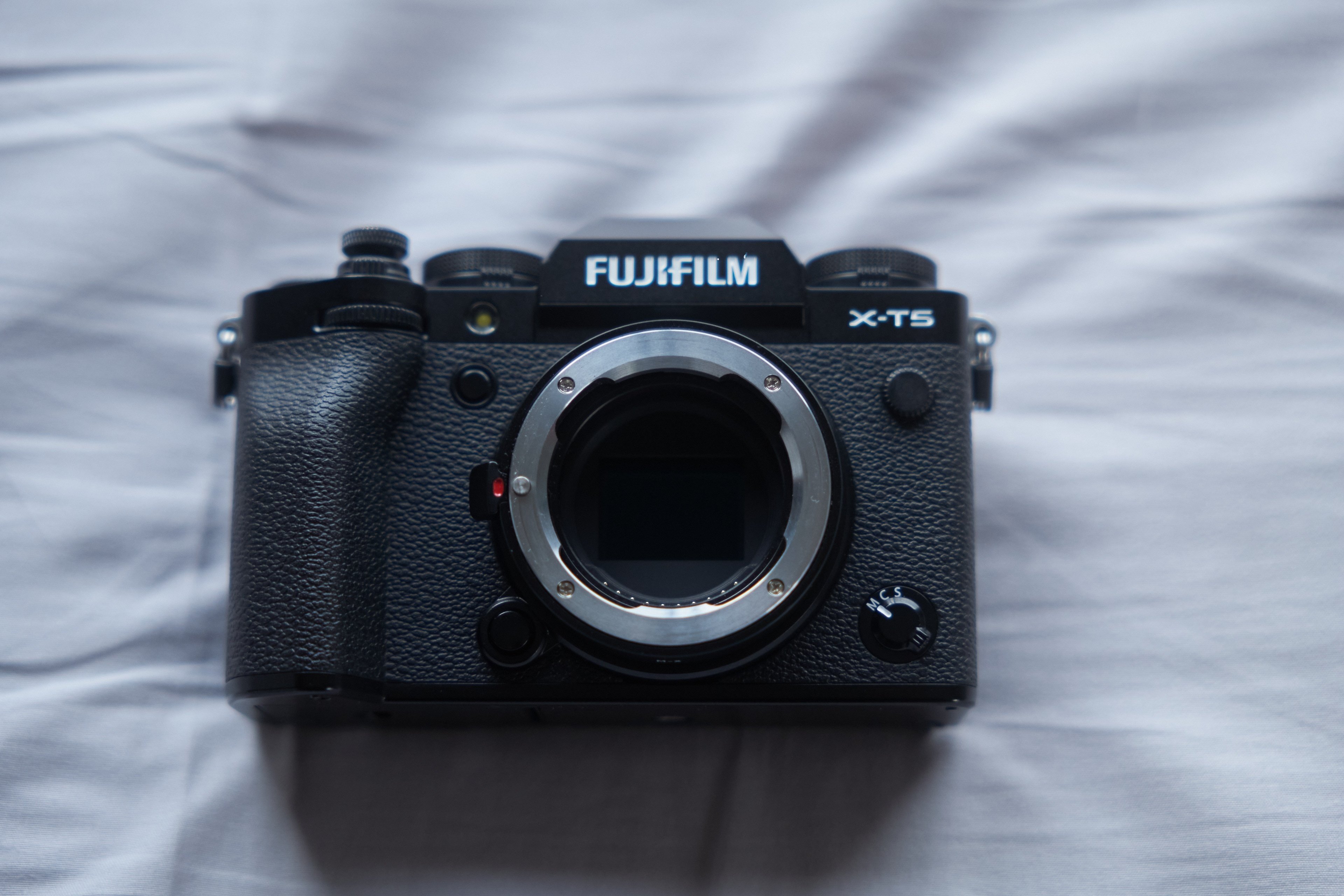 こう見えて、FUJIFILM X-T5はかなりコンパクトなスナップ