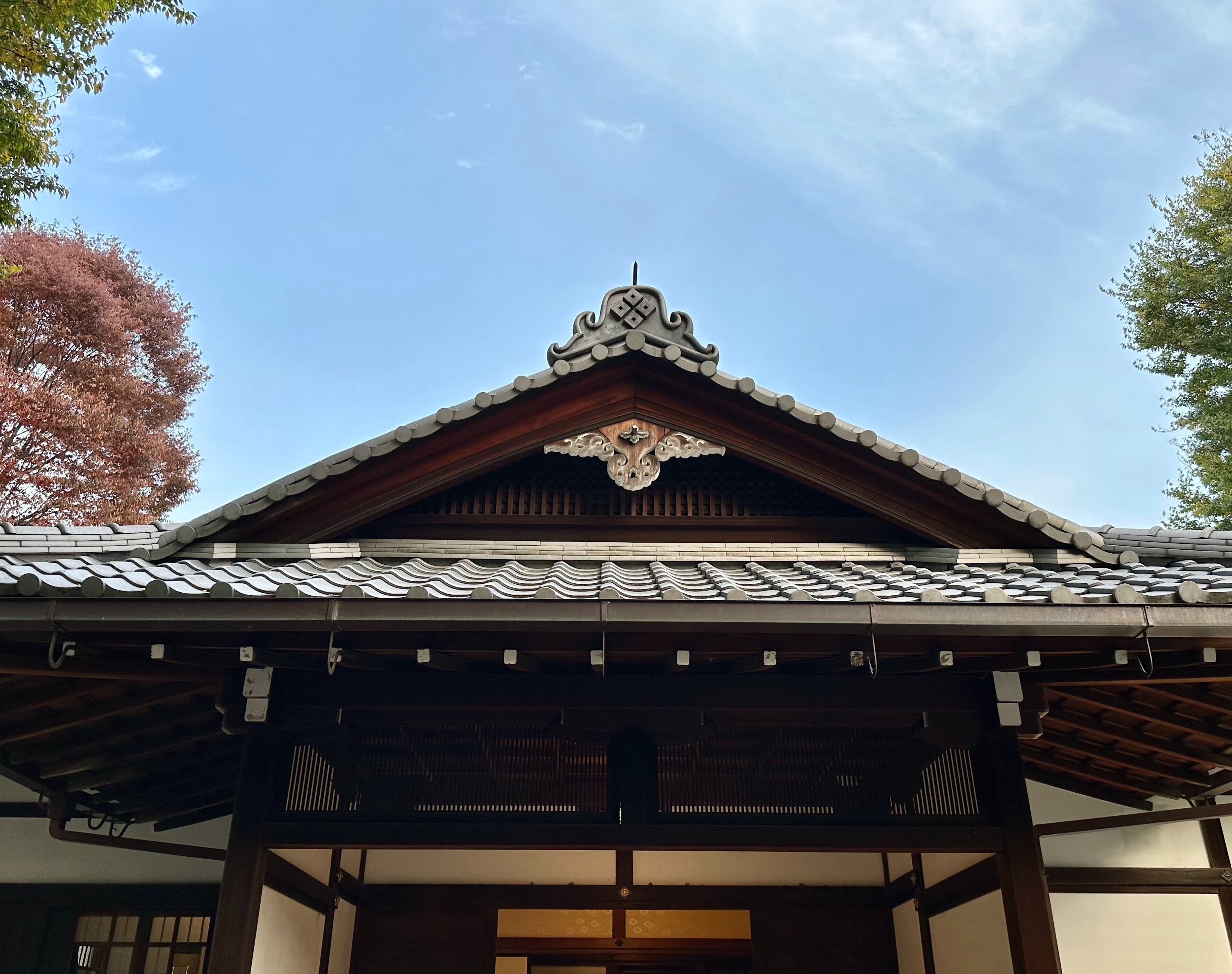 日本建築に散りばめられた瓦をたどる｜sanchi