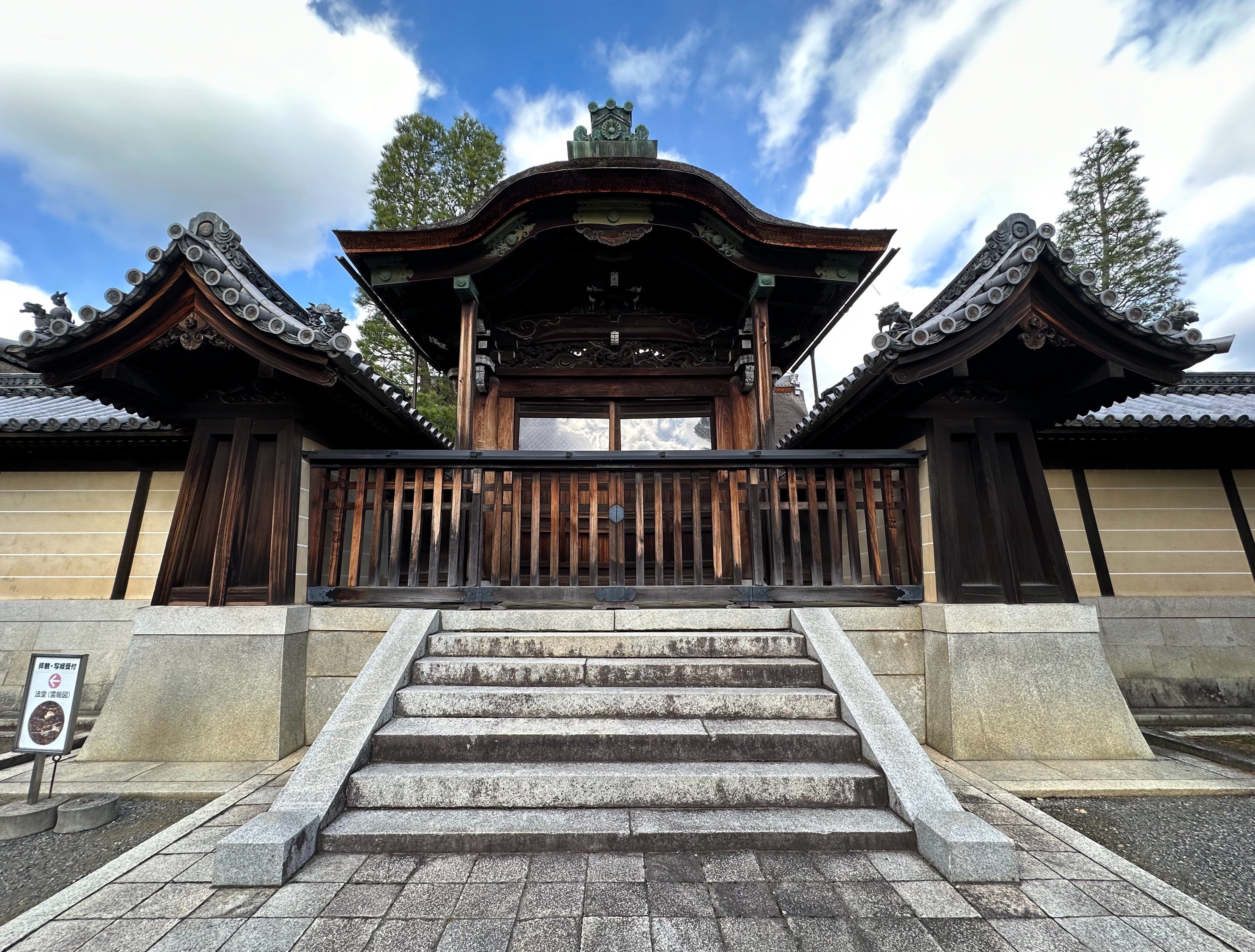 日本建築に散りばめられた瓦をたどる｜sanchi