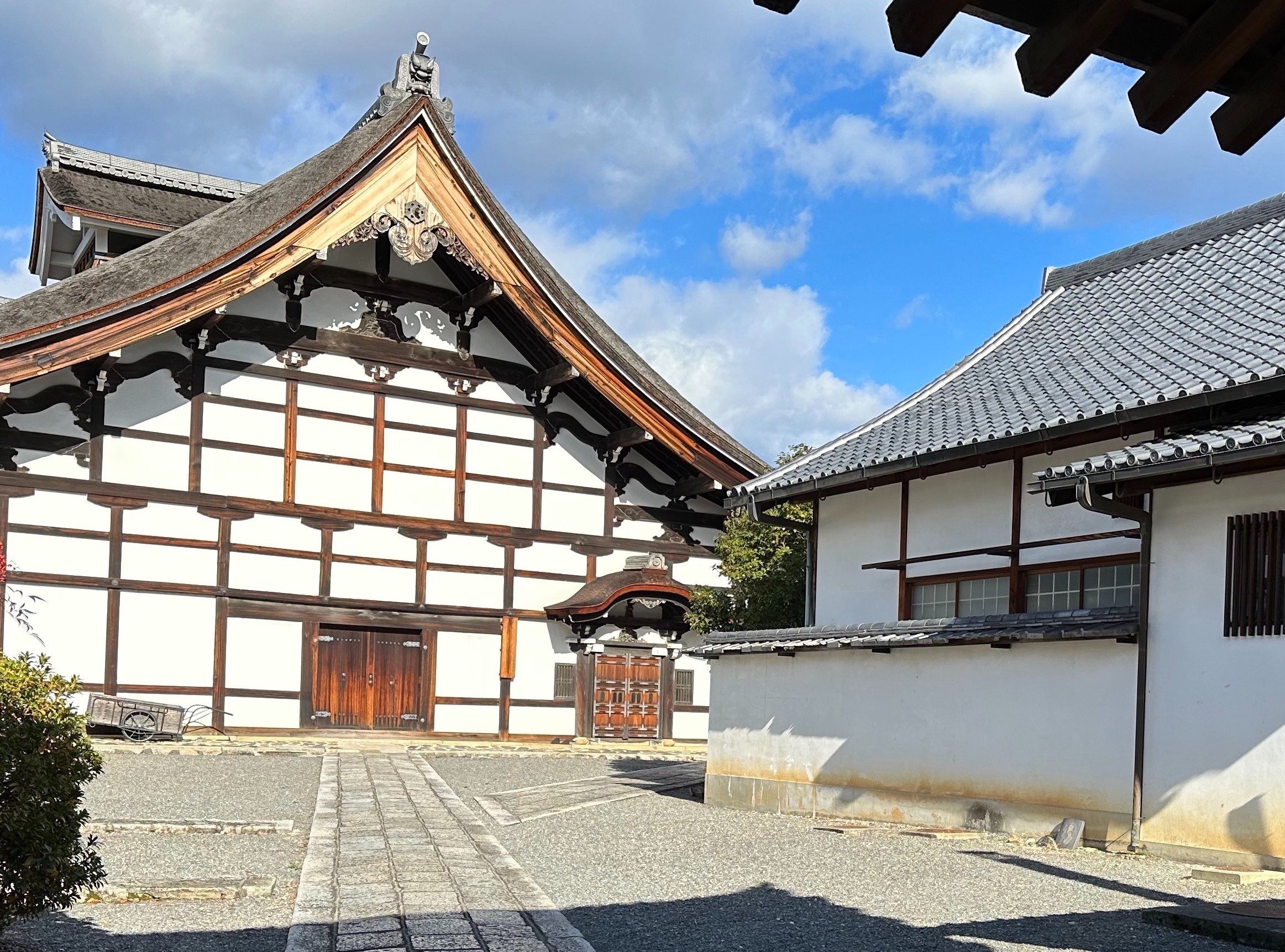 京都の古い建物の瓦 日本建築に散りばめられた瓦をたどる｜sanchi