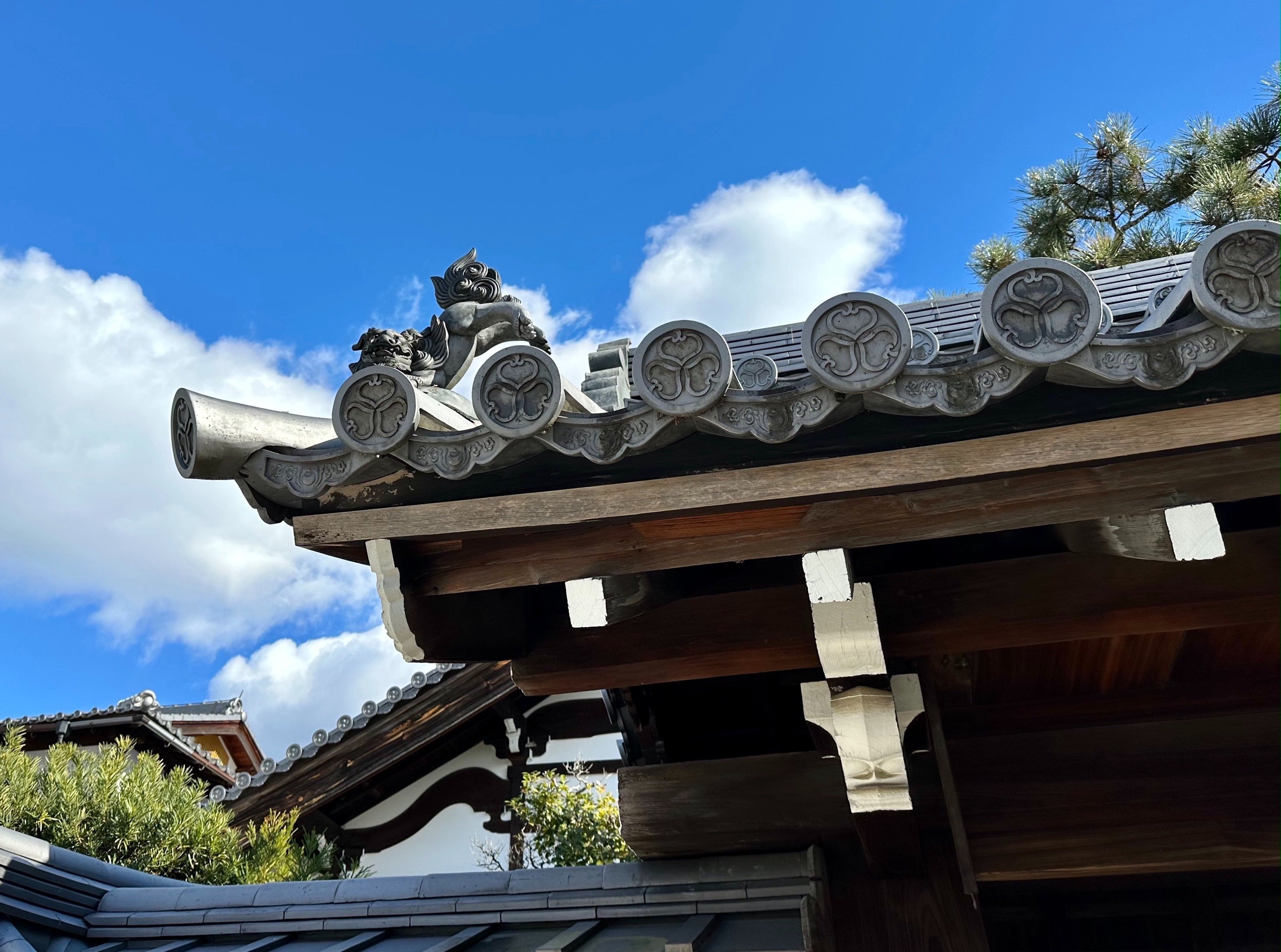 京都の古い建物の瓦 日本建築に散りばめられた瓦をたどる｜sanchi