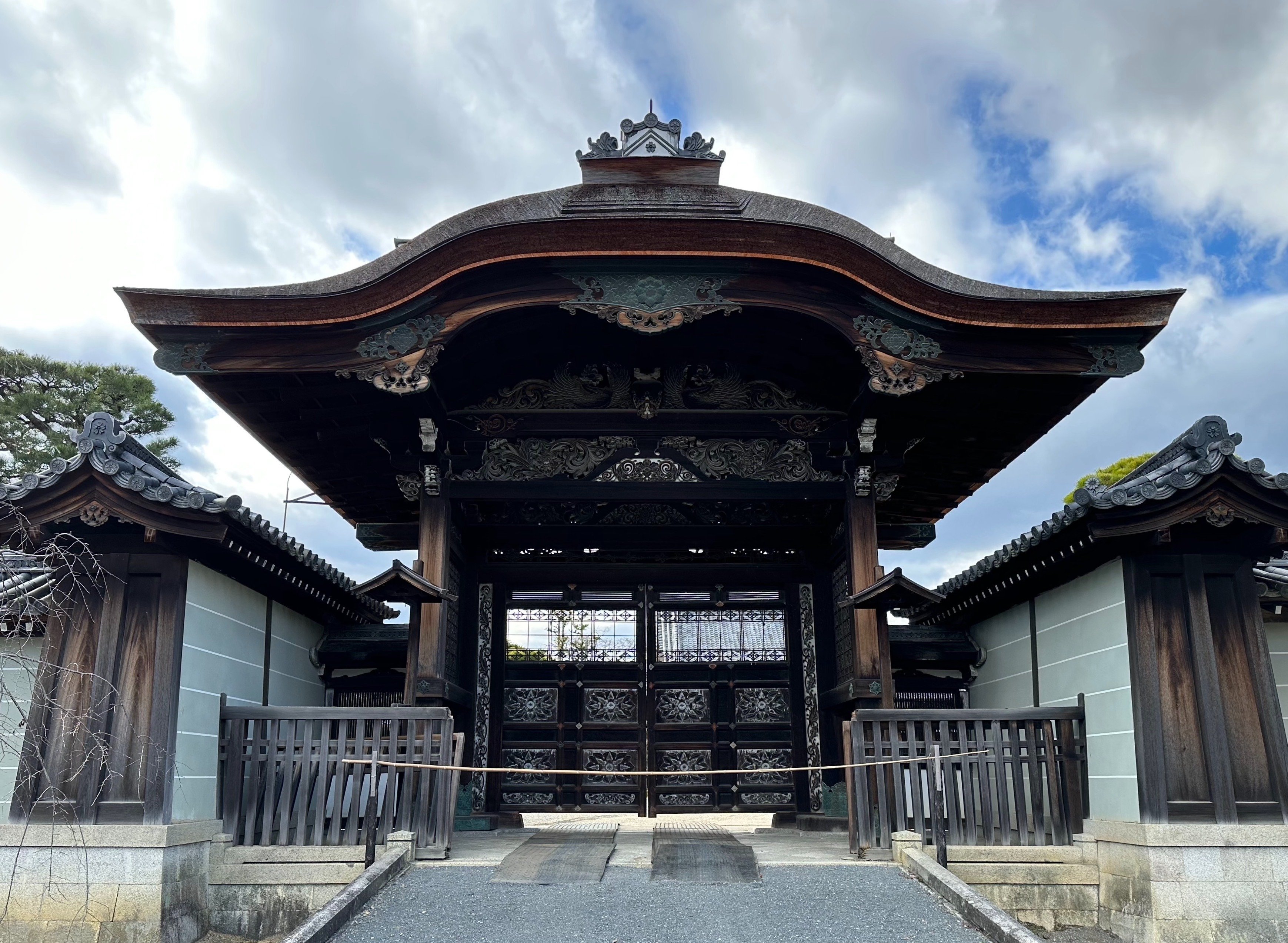 京都の古い建物の瓦 日本建築に散りばめられた瓦をたどる｜sanchi