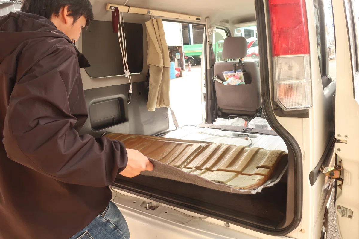 バモスの後ろの荷物を全部出す