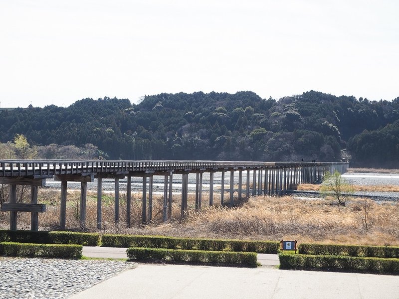 どこまでも真っ直ぐ続く長い橋。色違いの修復箇所も味があっていい