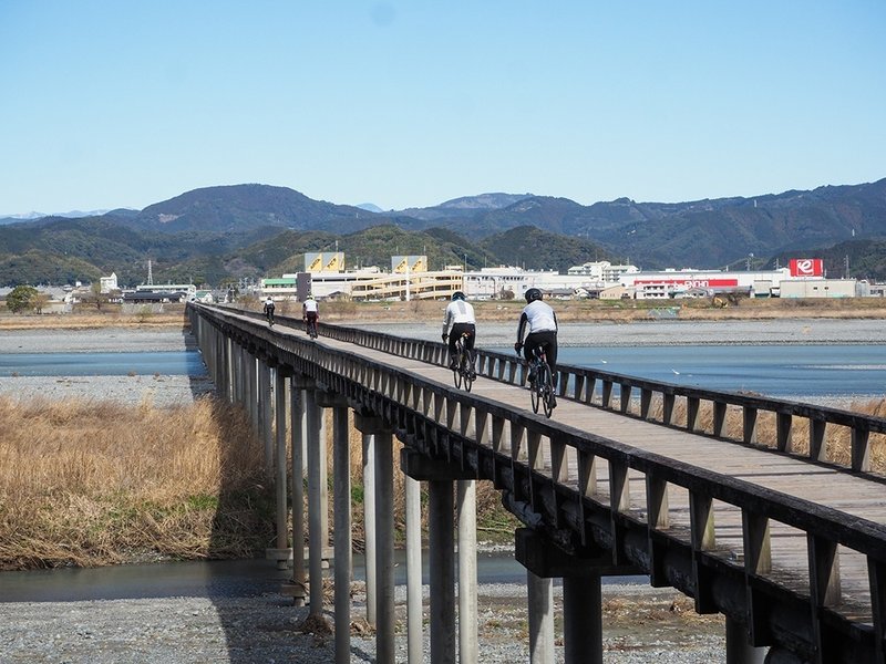 対岸からの風景。自転車の人たちは、この後すぐに降りて押していた