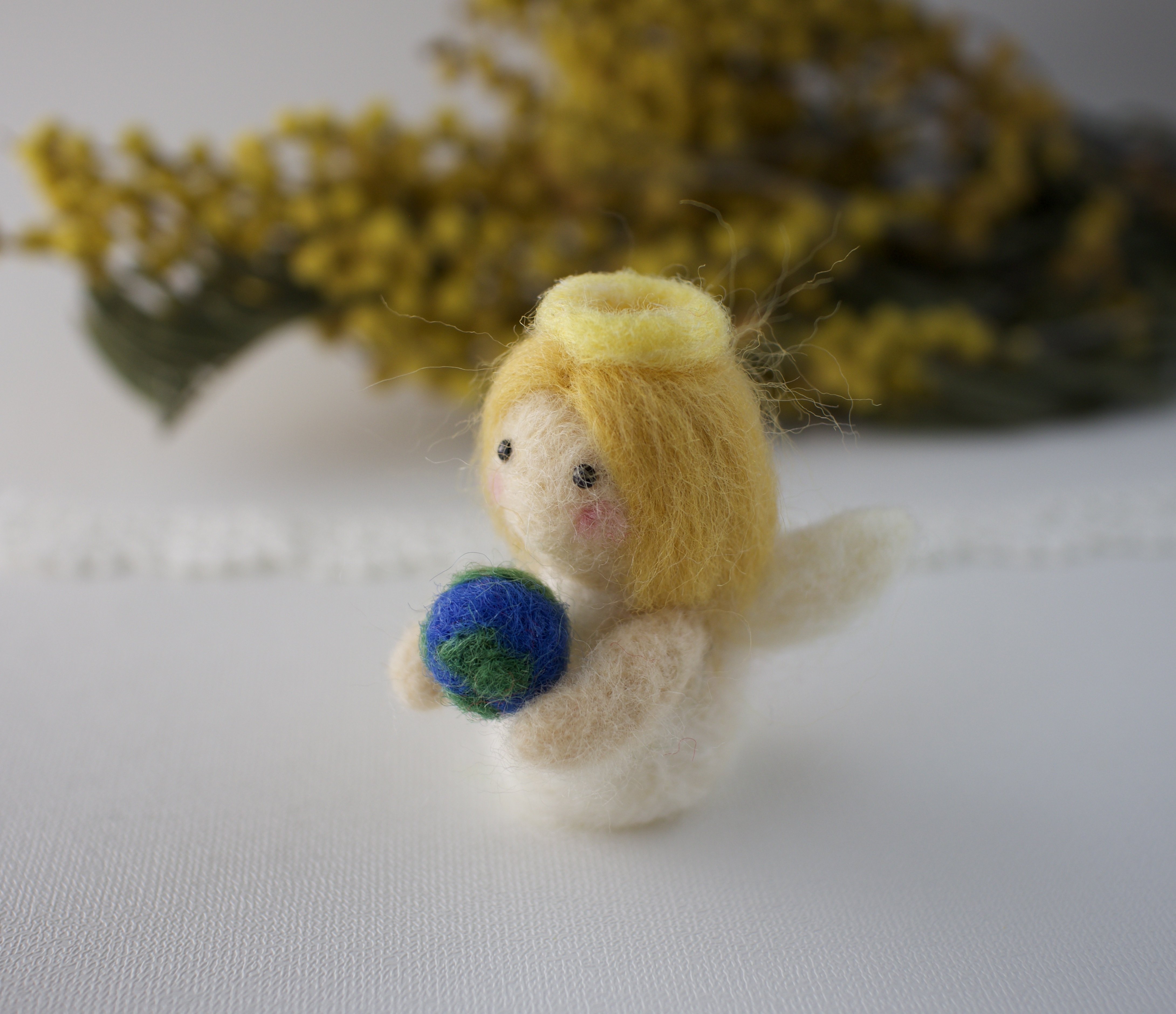 天使と地球 （羊毛フェルト作品）｜だんけひつじ