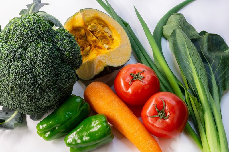 緑黄色野菜、ブロッコリ、かぼちゃ、人参、ピーマン、トマト、ネギ、小松菜の写真