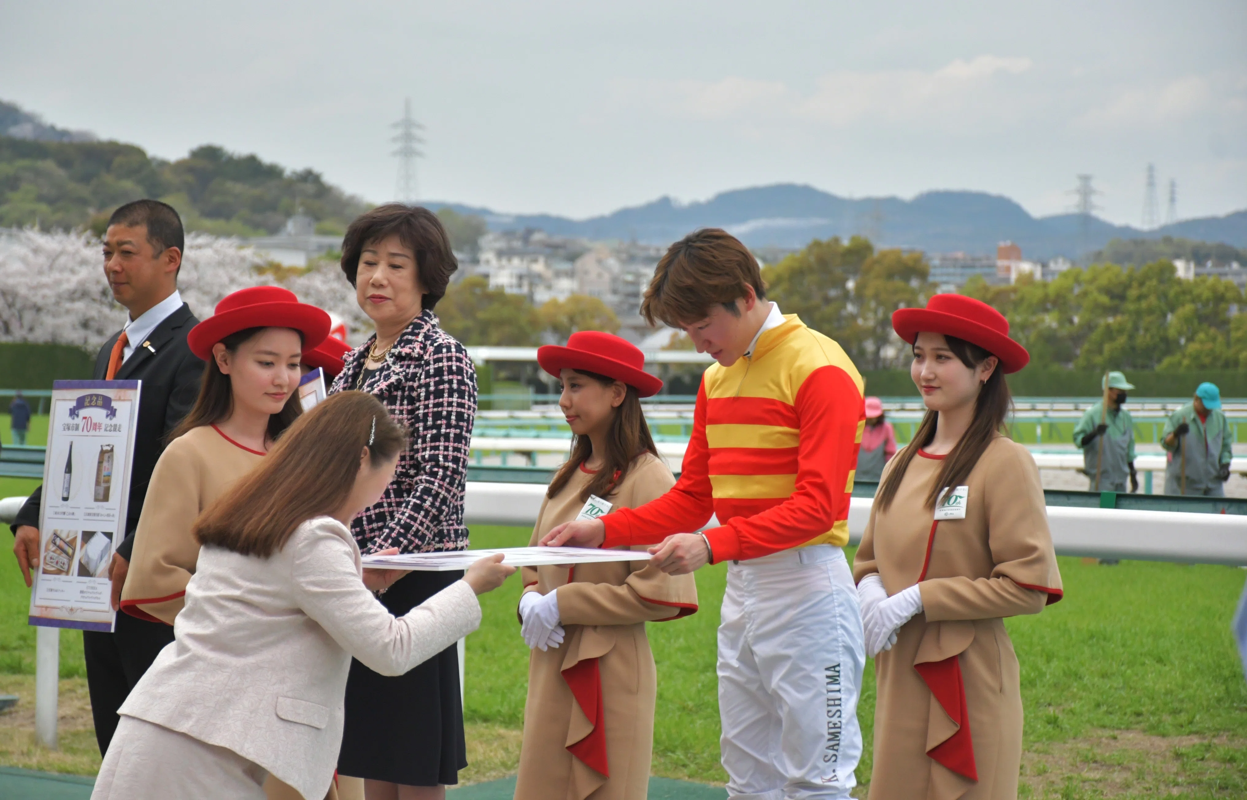 宝塚市制70周年記念競走」が阪神競馬場で開催されました🏇｜宝塚市【公式】