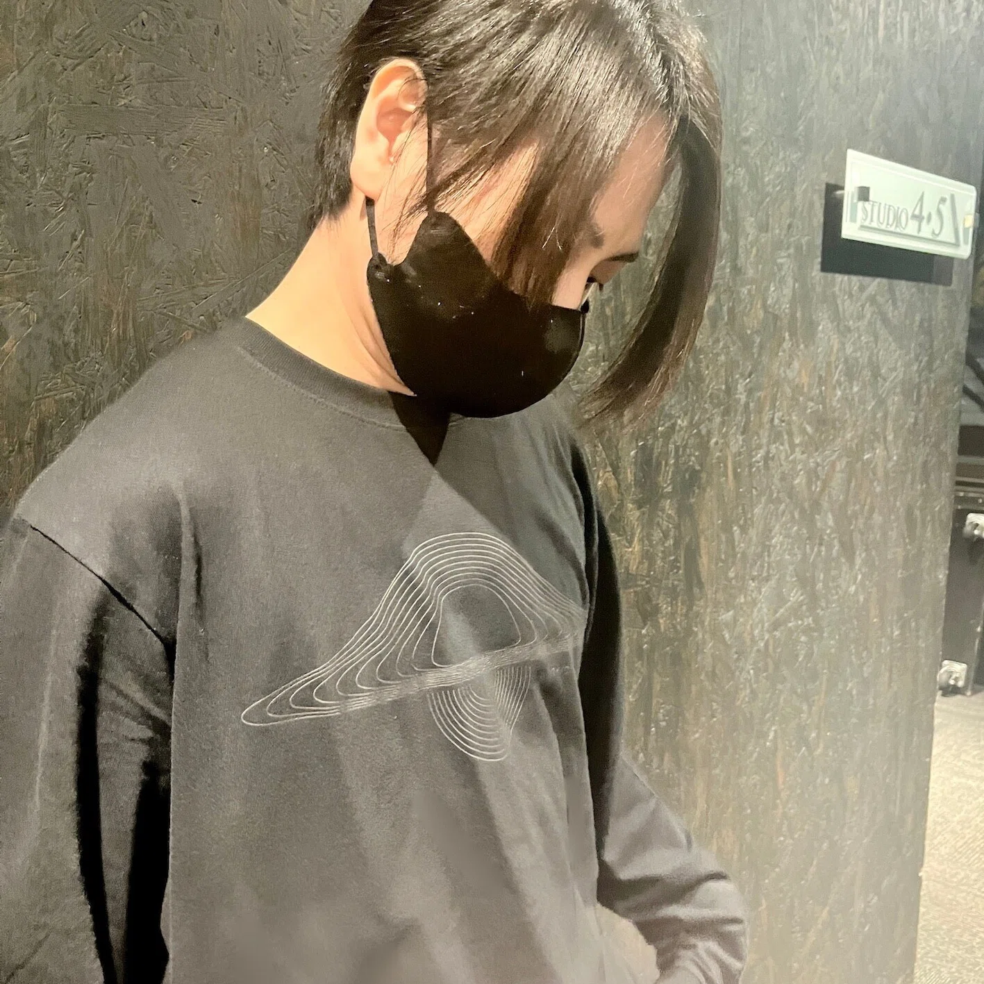 胸熱デザイン】最新ブラックホールなTシャツをGetした｜LEEVELLES