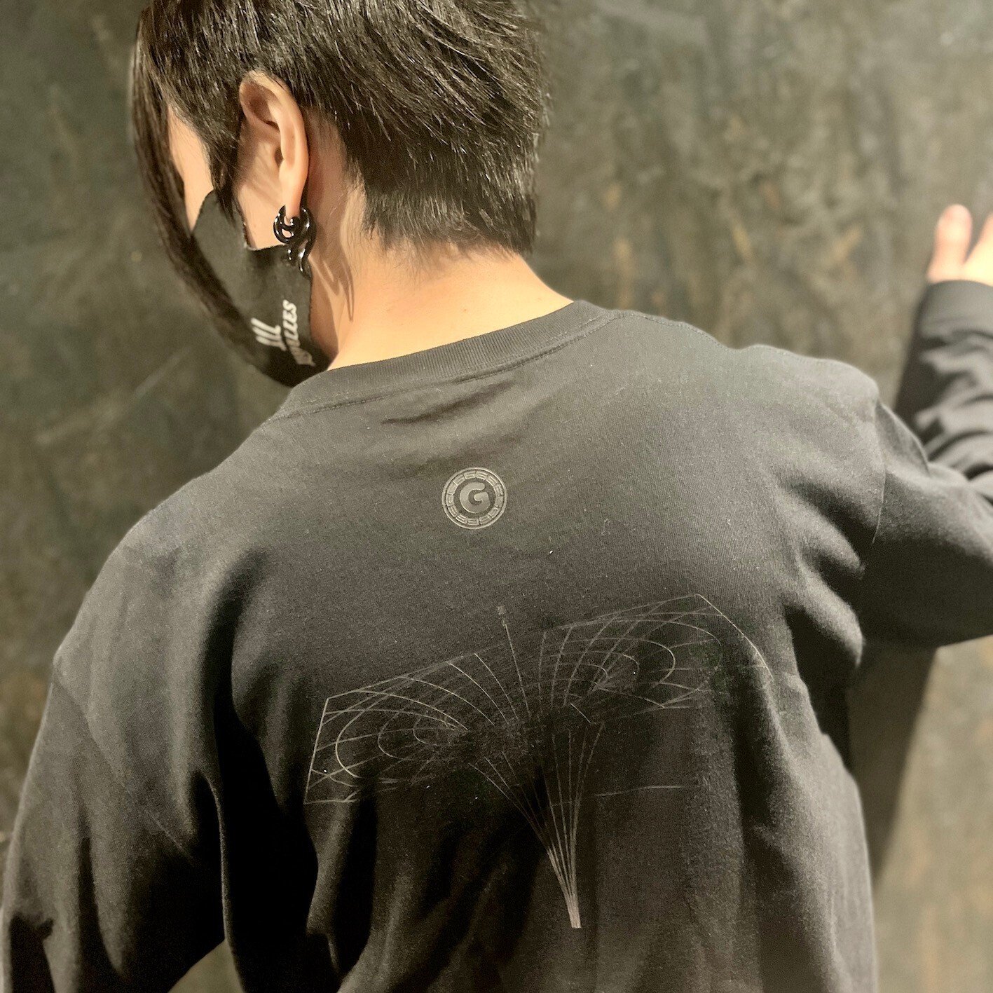 胸熱デザイン】最新ブラックホールなTシャツをGetした｜LEEVELLES