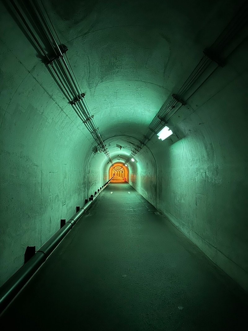 薄暗いトンネル