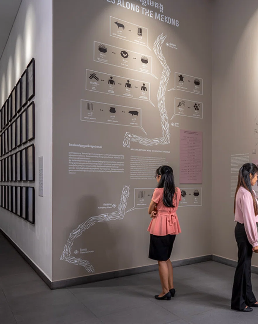 カンボジア初の現代的な博物館にて、同僚からクメールルージュの話を