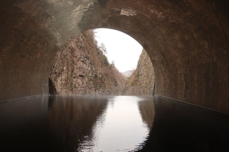 地面に水がはられたトンネル出口