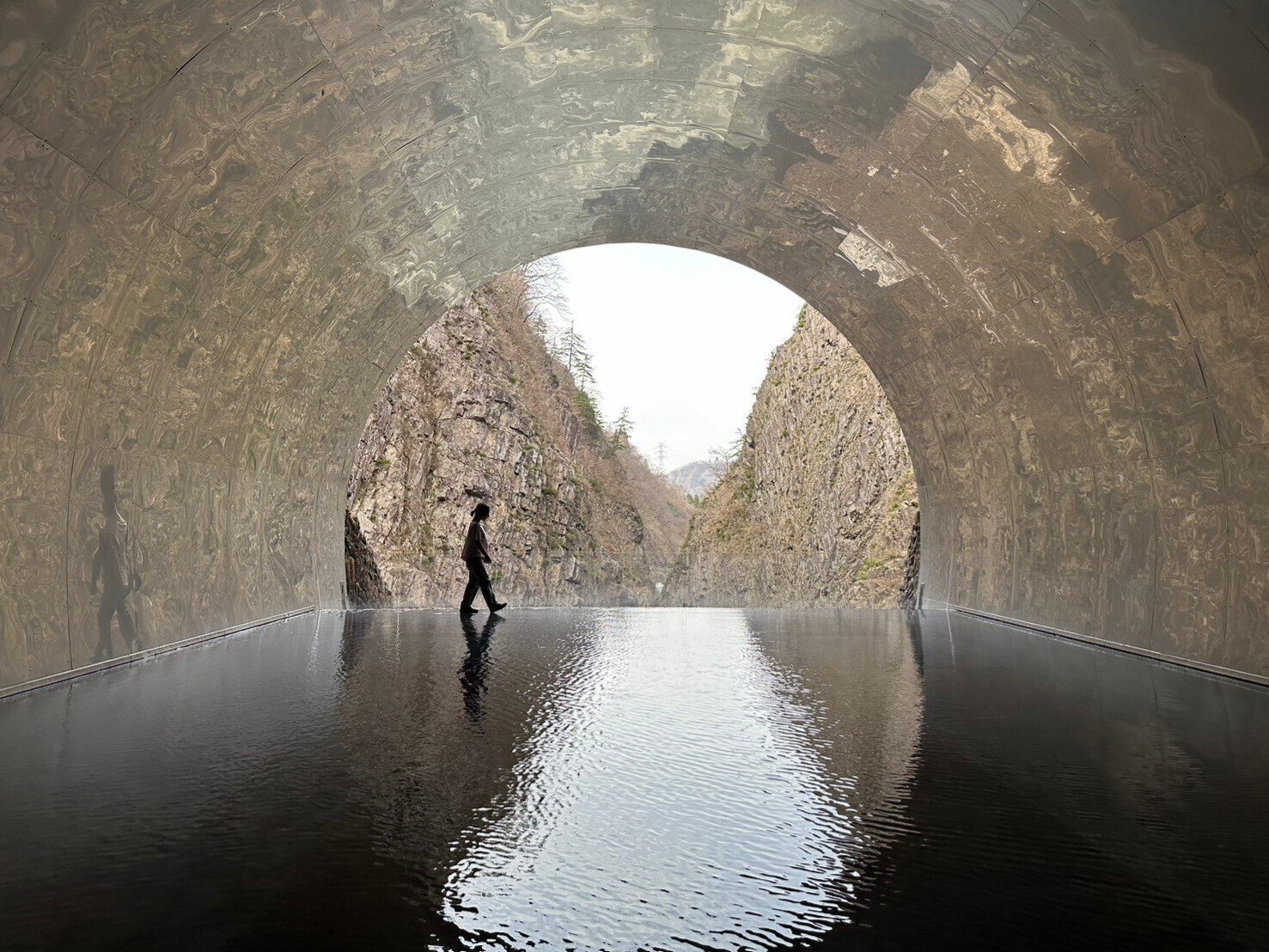 無計画ニッポン旅】異世界なトンネルをさまよいながら映え写真とってき