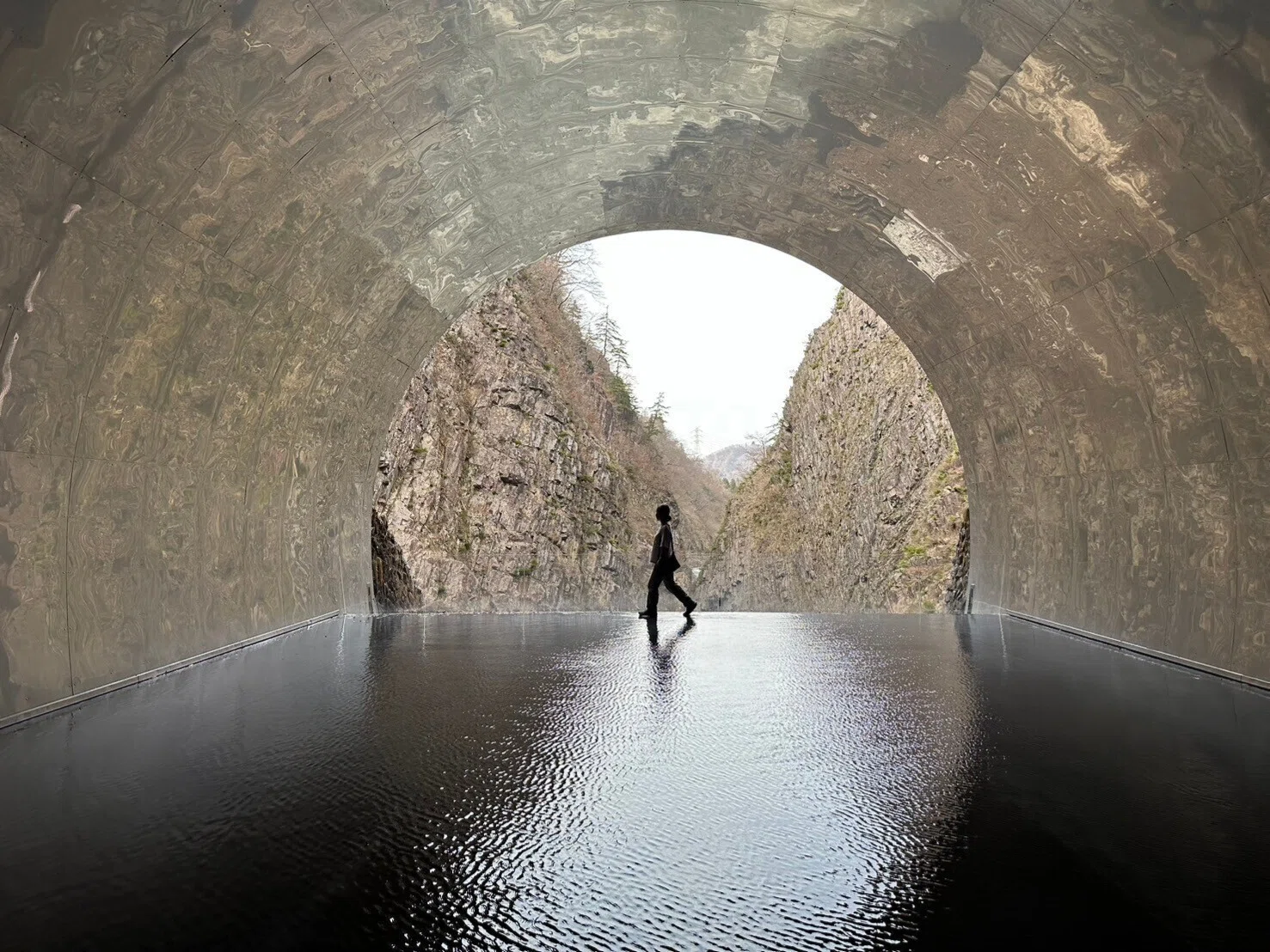 無計画ニッポン旅】異世界なトンネルをさまよいながら映え写真とってき