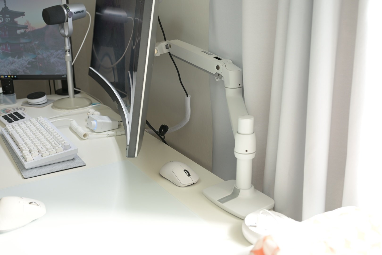 【白デスク環境セット】23.8型モニター ＆ ガス圧式アーム デスクツアー2024】白デスク｜ゲームもクリエイティブな作業もしたい