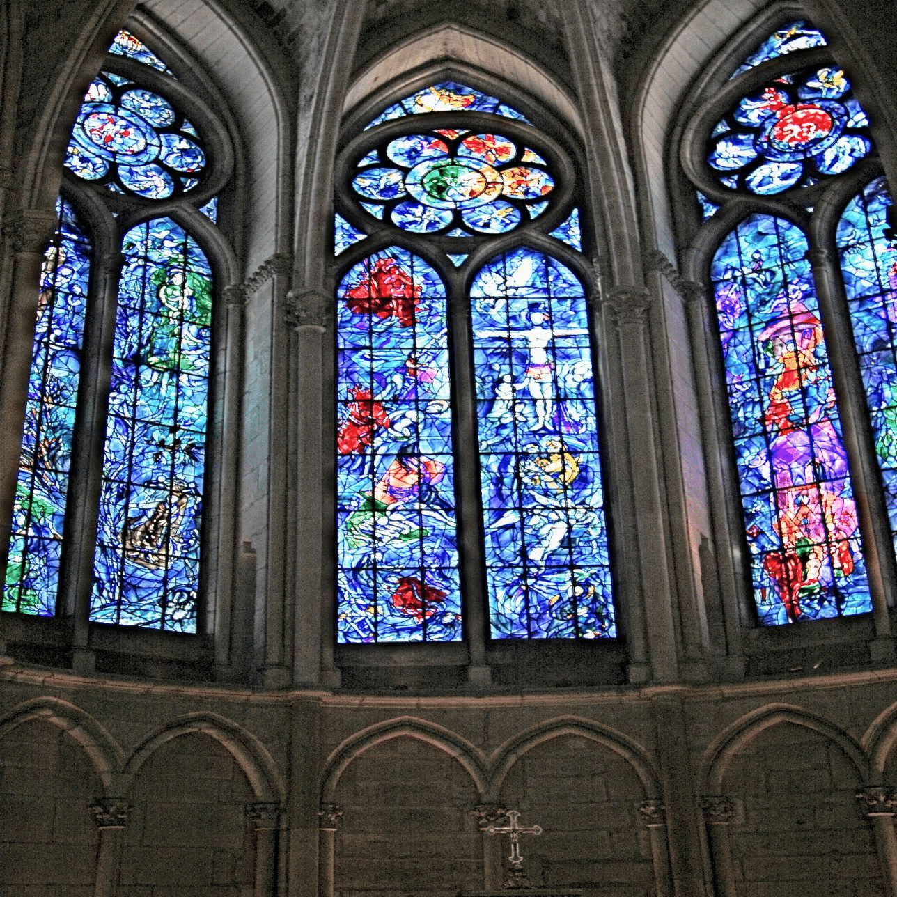 旅のスタイルブック//+Theme ヨーロッパのステンドグラスが美しい教会
