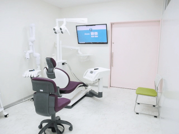 リニューアルした富士通クリニック歯科の診察室の写真