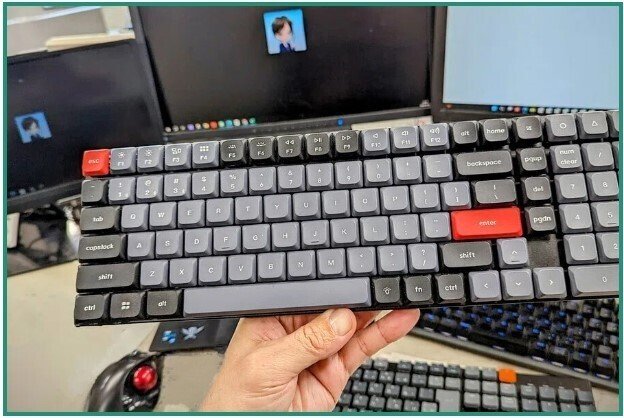 おすすめのKeychron K17 Proを手に取っている