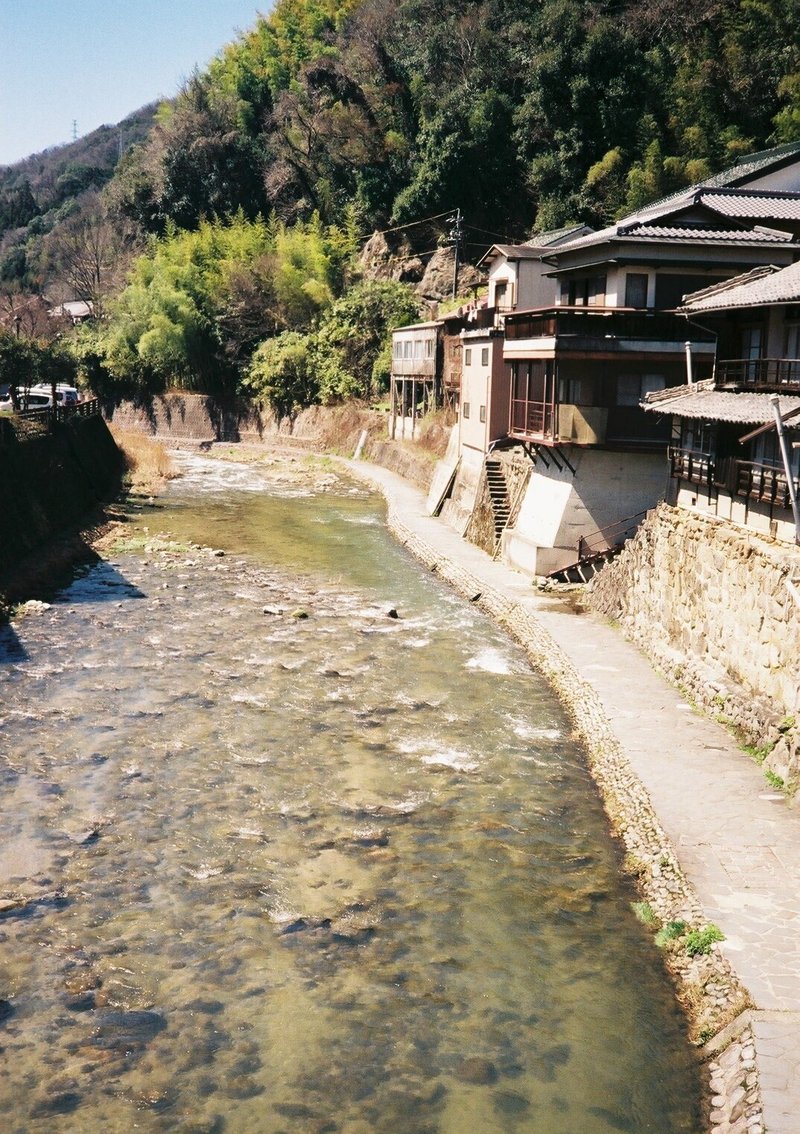 YASHICA Erectro35MCの撮影見本 　その①　絞り優先EEカメラ。1972年に発売された35MC。撮影場所は愛知県豊田市足助町、足助川です。きれいな水です。