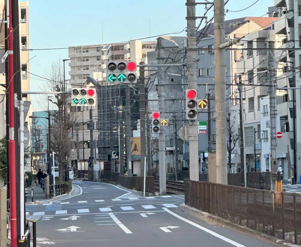 路面電車専用の黄色い矢印灯器のある信号機 (東京、都電荒川線)｜道路標識マニア