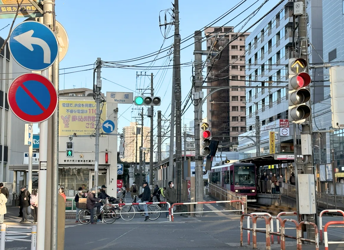 路面電車専用の黄色い矢印灯器のある信号機 (東京、都電荒川線)｜道路標識マニア