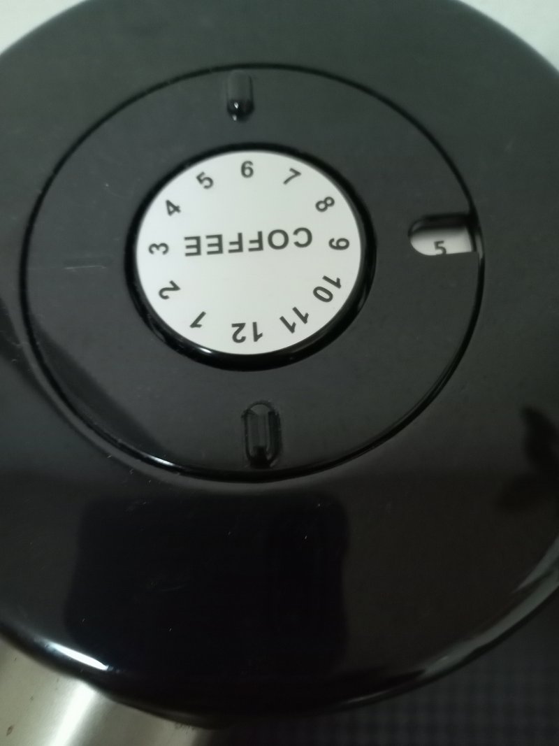 コーヒーキャニスターの上にダイアルが付いていて日付を記録できます。