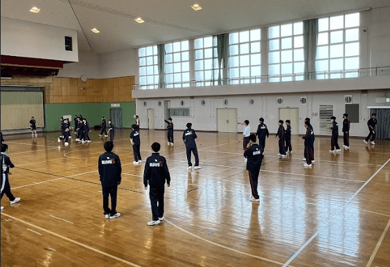 体育館でドッチボール