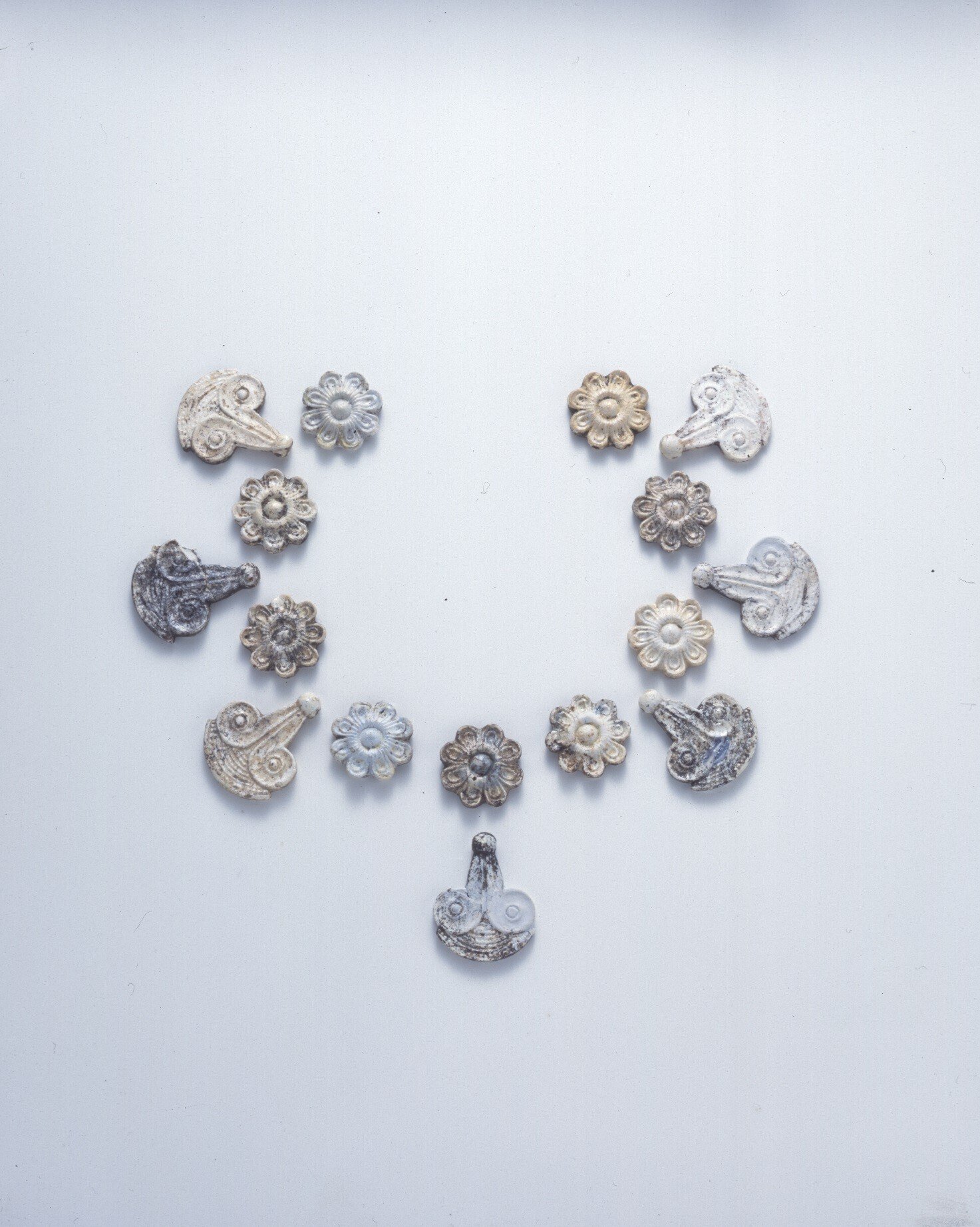 古代ガラスと手彩色写真、レアな企画展｜白鳥 正夫