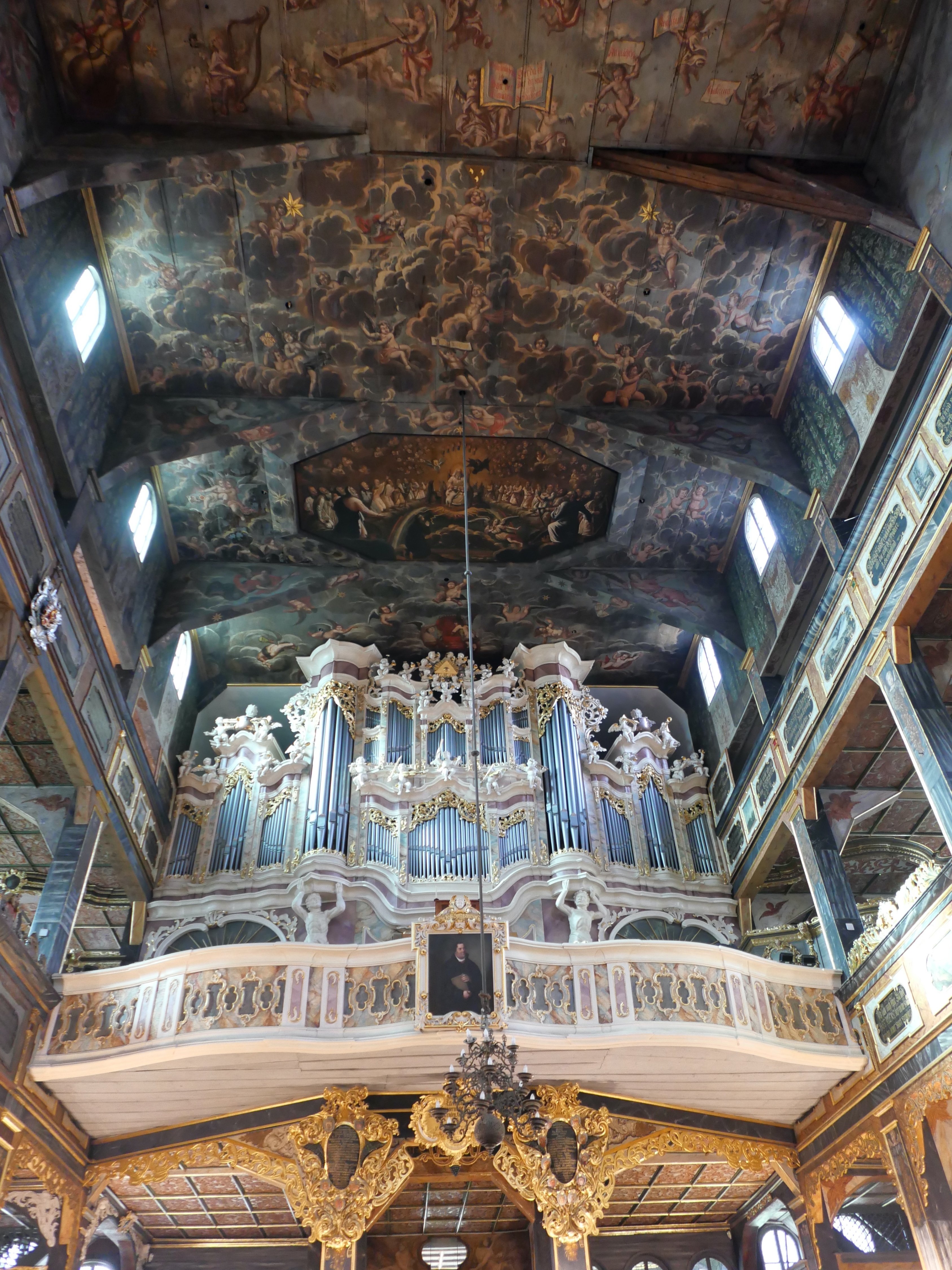 静かなる絢爛。木と粘土と藁で建造された「シフィドニツァの平和教会