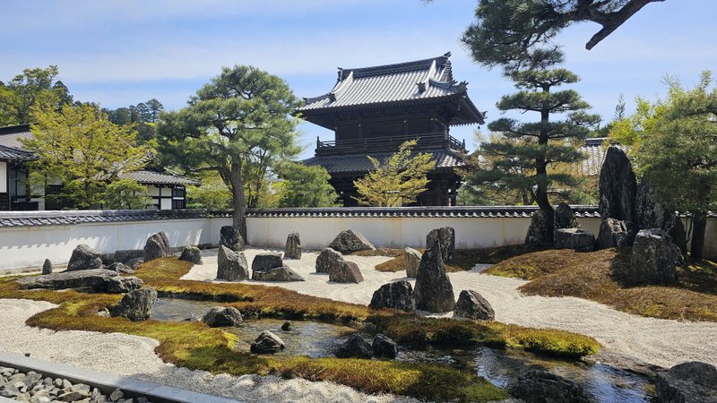 国の登録記念物に選ばれた漢陽寺の６つの庭園も、里山オープンガーデンに参加。写真は、その中でも代表的な「曲水の庭」です。