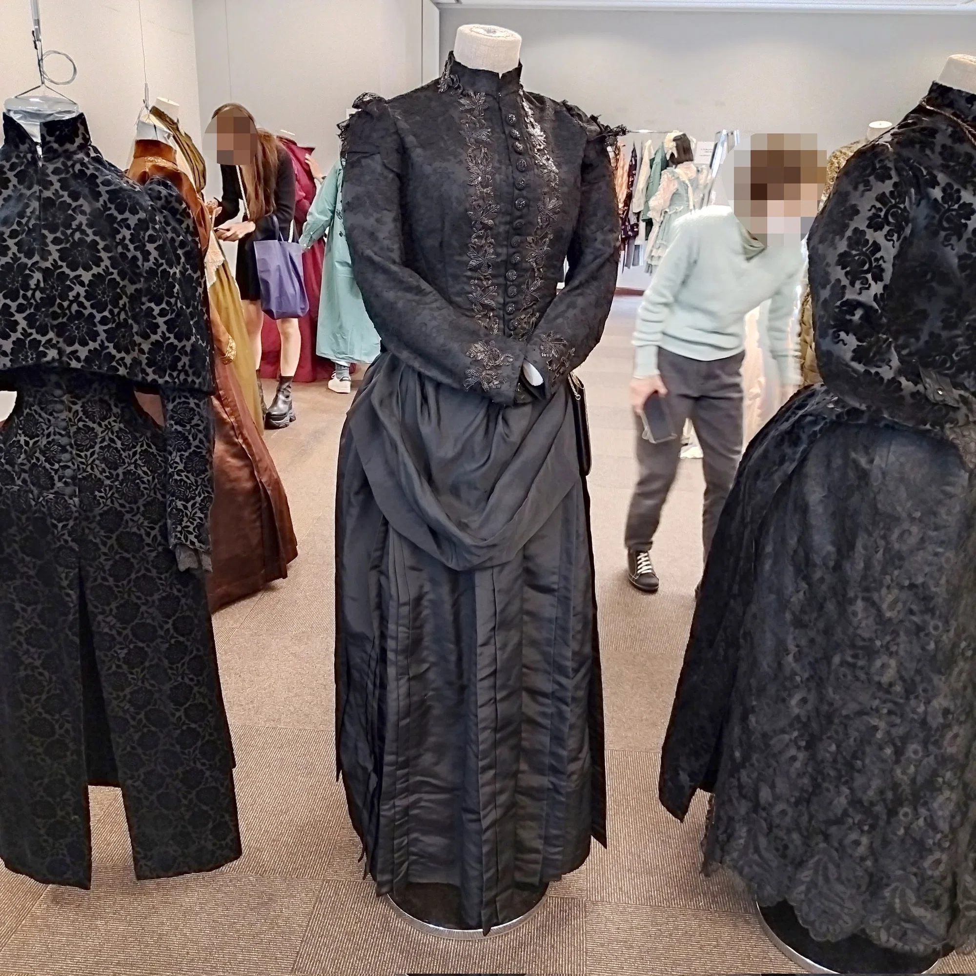 半・分解展】ヴィクトリア朝のドレス展｜こ