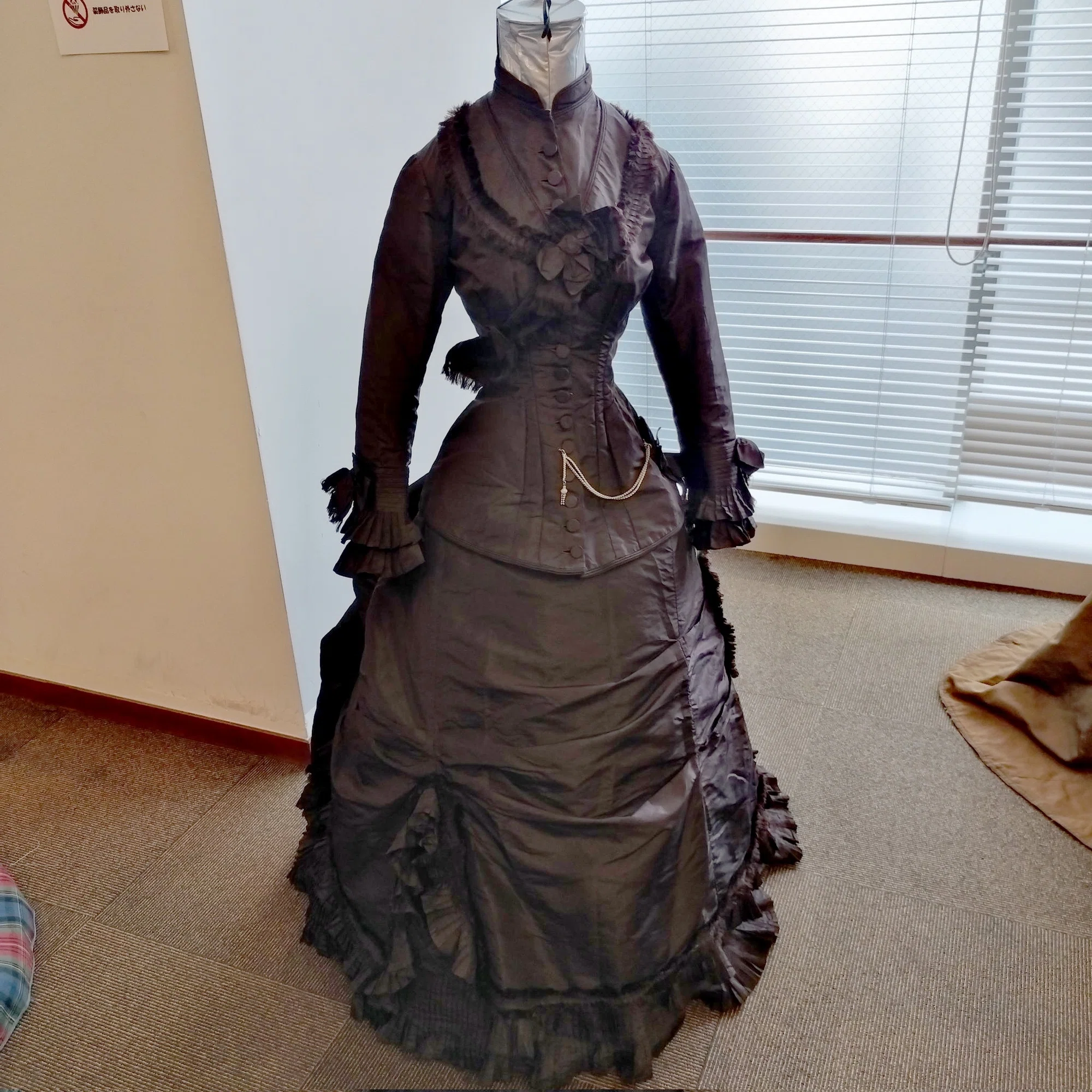 半・分解展】ヴィクトリア朝のドレス展｜こ