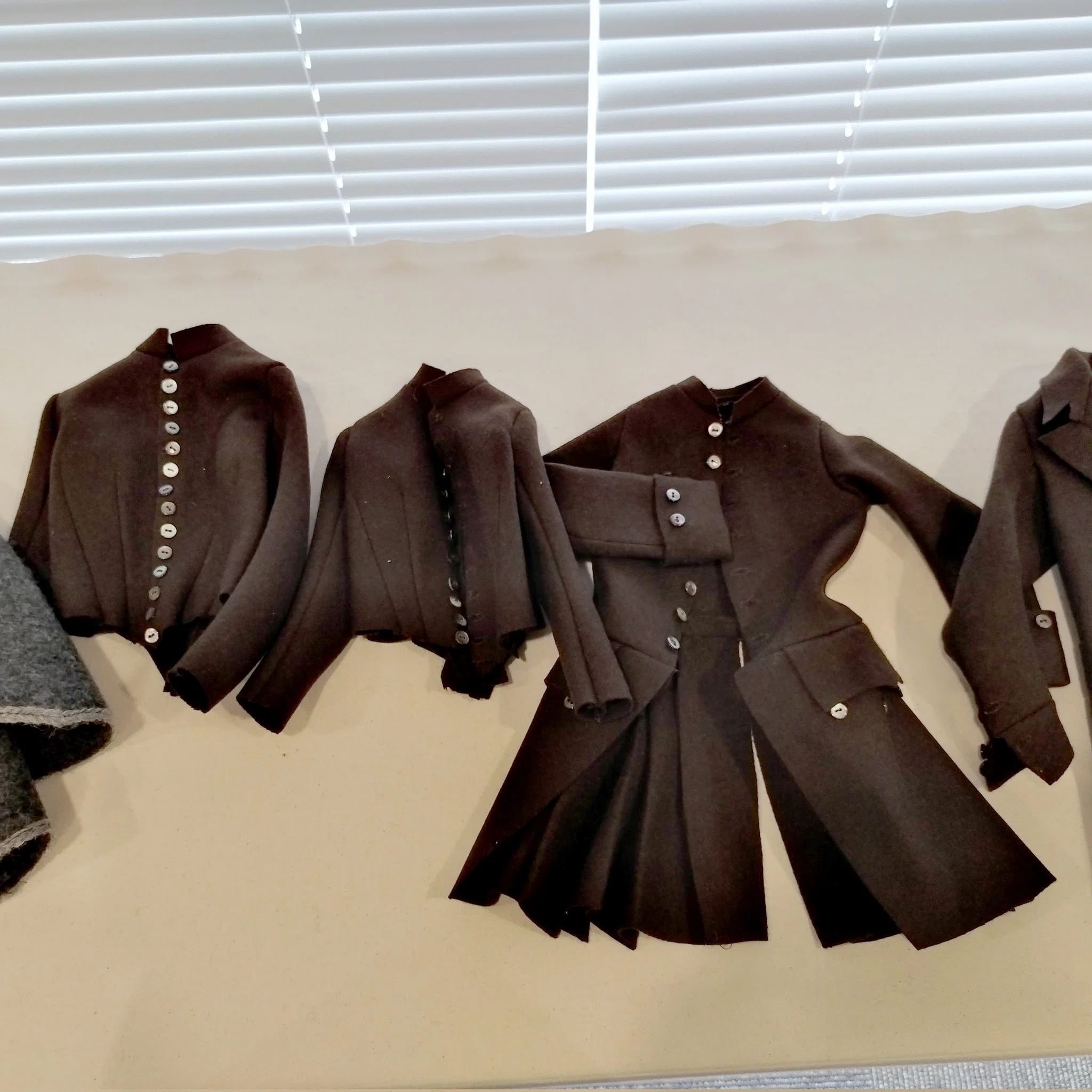 半・分解展】ヴィクトリア朝のドレス展｜こ