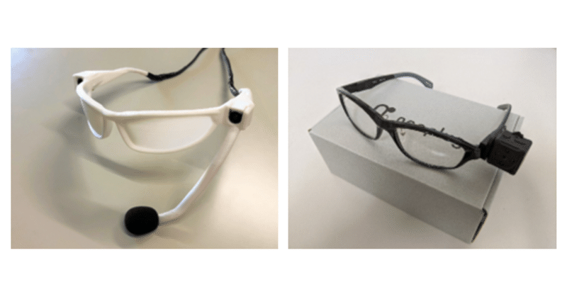 スマートグラス型デバイスの画像。左が第1弾で、白い眼鏡にマイクがついている。右が第2弾で、黒い眼鏡にカメラがついている。