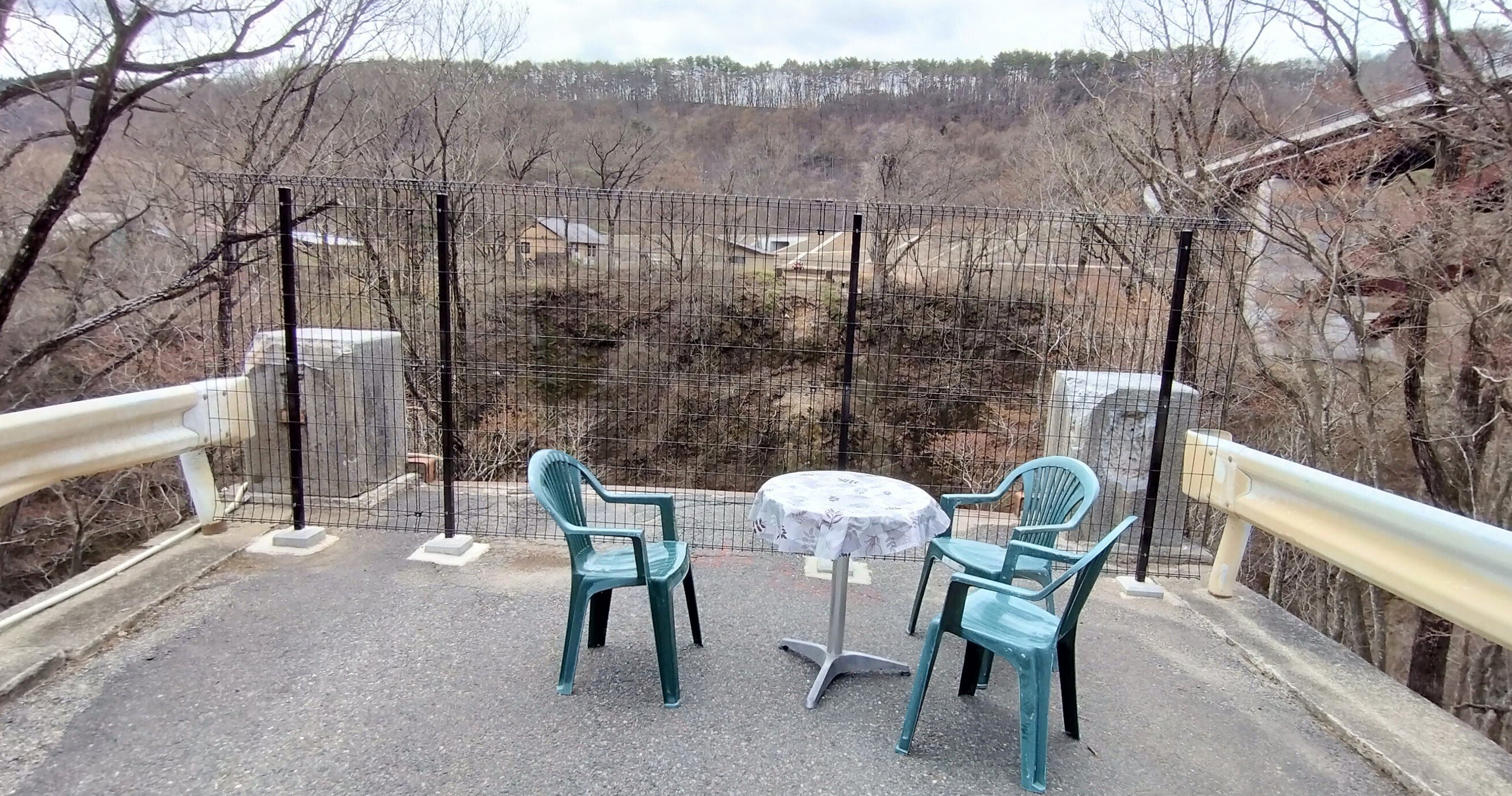 福島県西郷村を訪れる 一枚岩が造るクマが遊ぶ滝｜旅ネコちびた